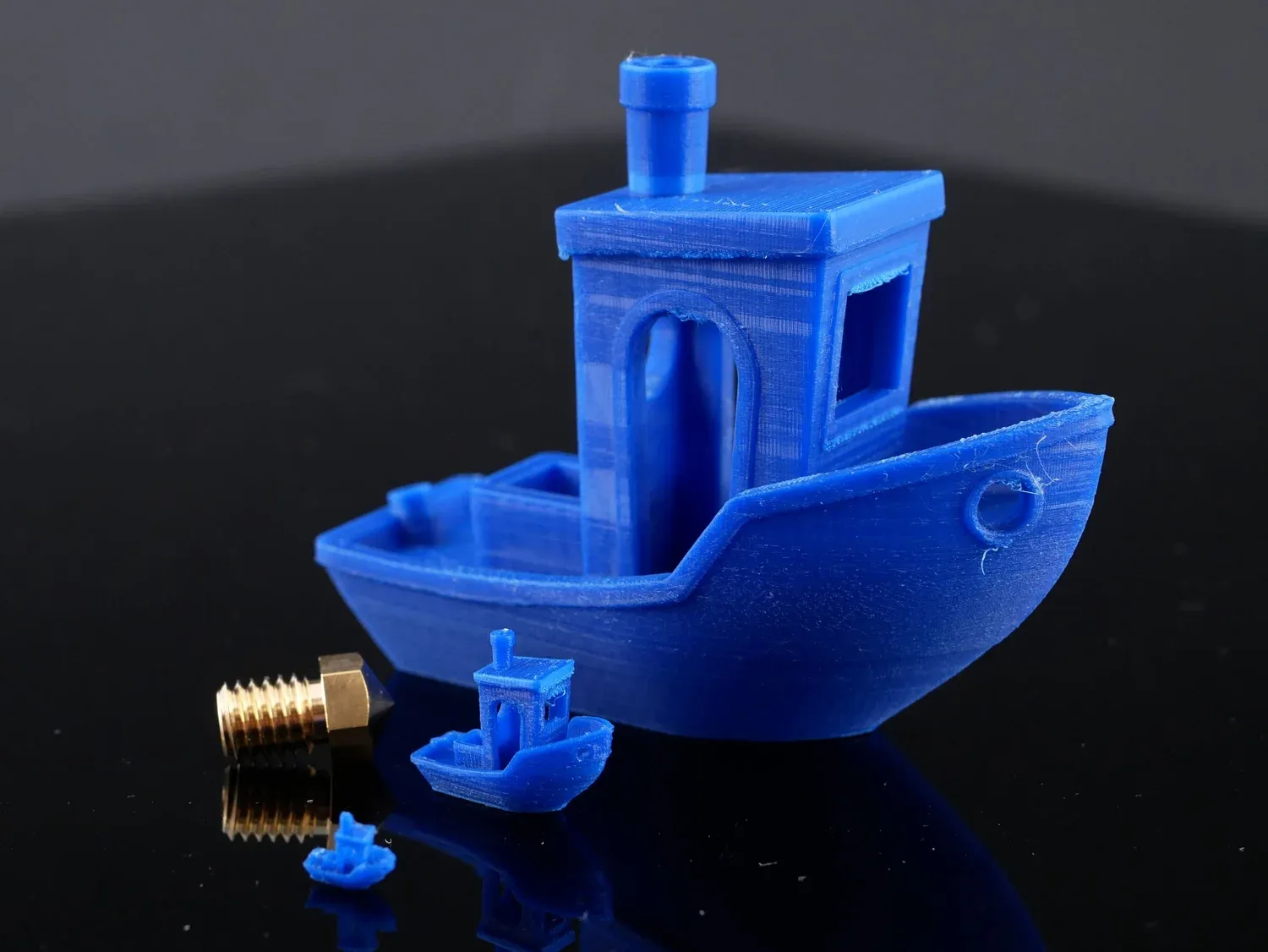 3D Benchy at 100%, 25% and 10% size, printed with the same nozzle