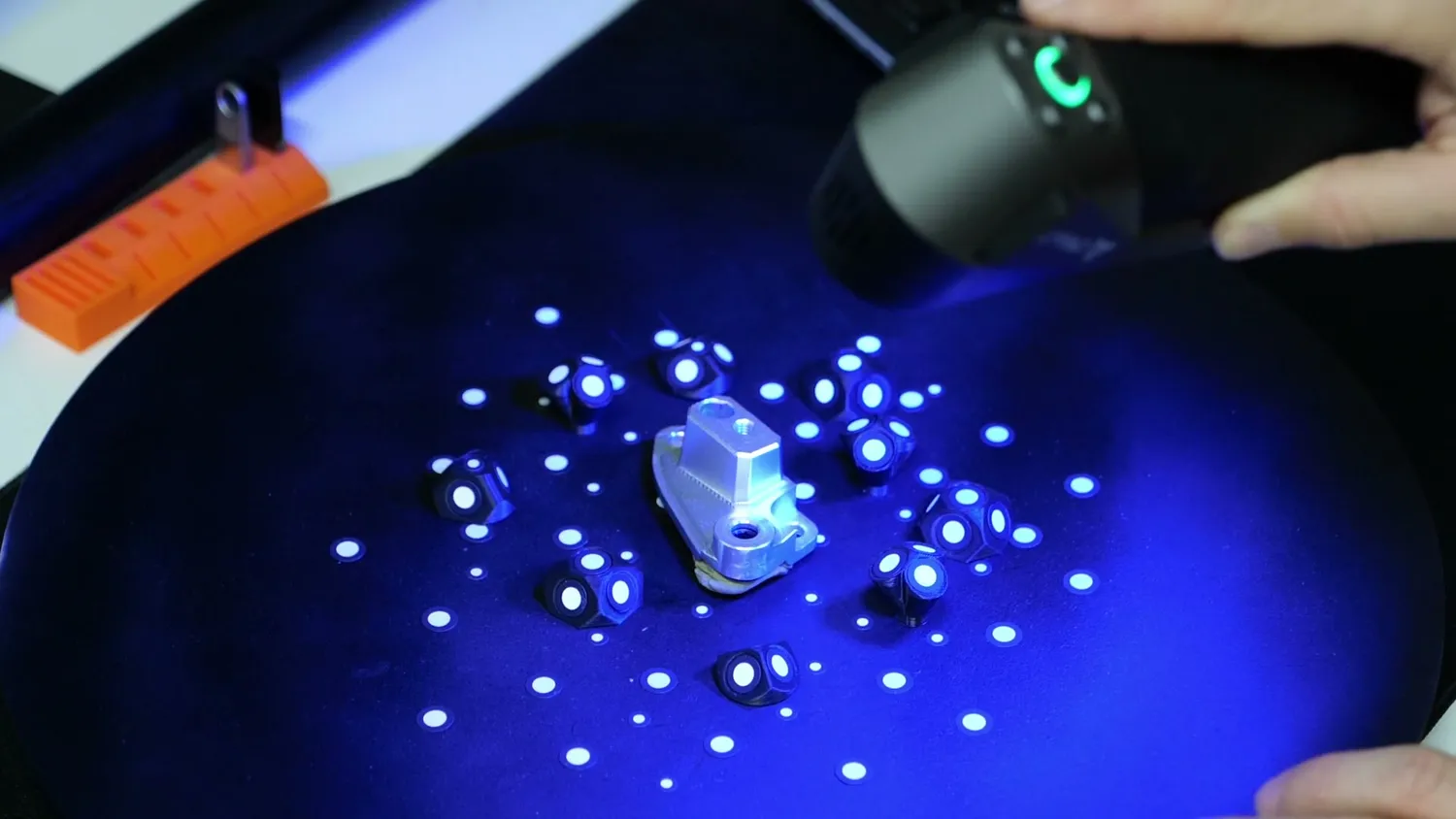 CR-Scan Raptor scanning a small part in blue laser mode with retroreflective markers
