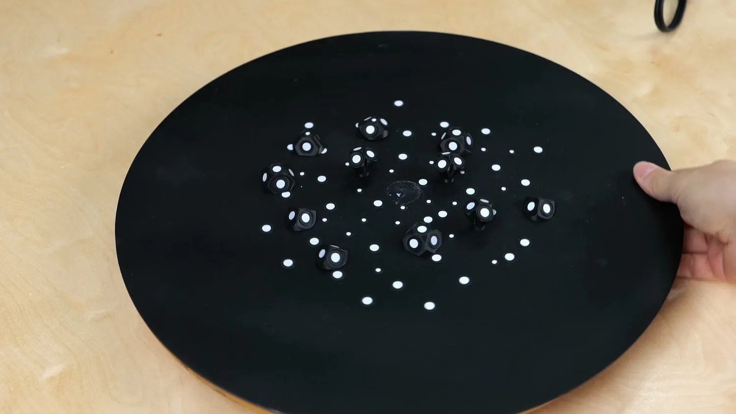 Scanning table covered with randomly placed retroreflective markers