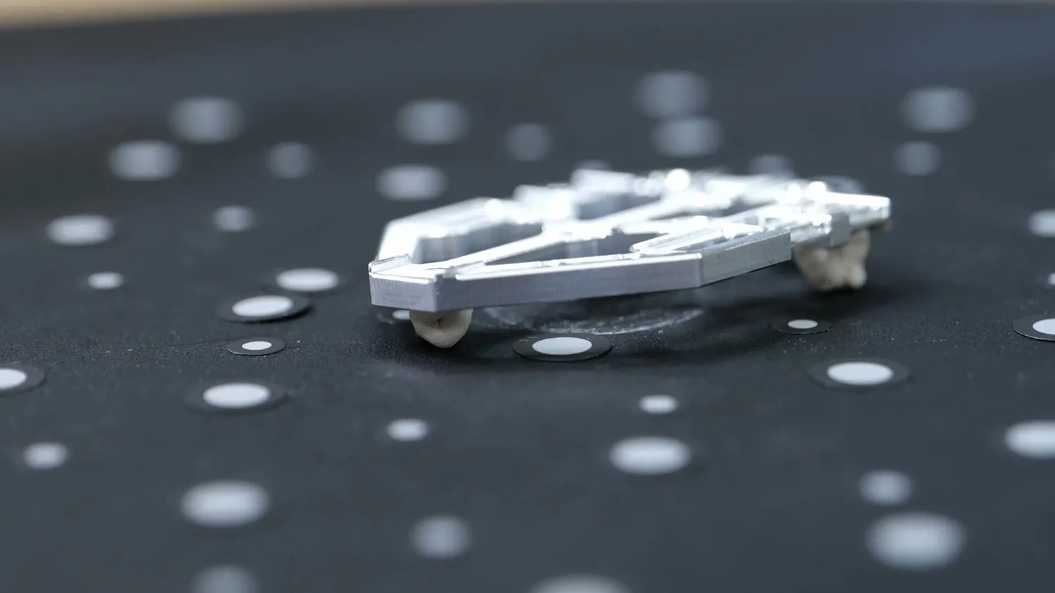 Aluminium part propped up on modeling clay on the scanning table