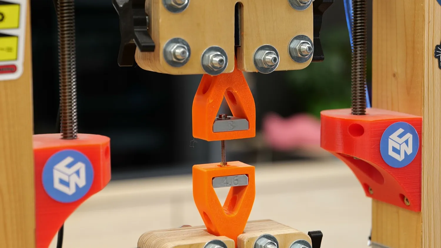 Tensile testing machine with a printed sample in the pull-out fixture