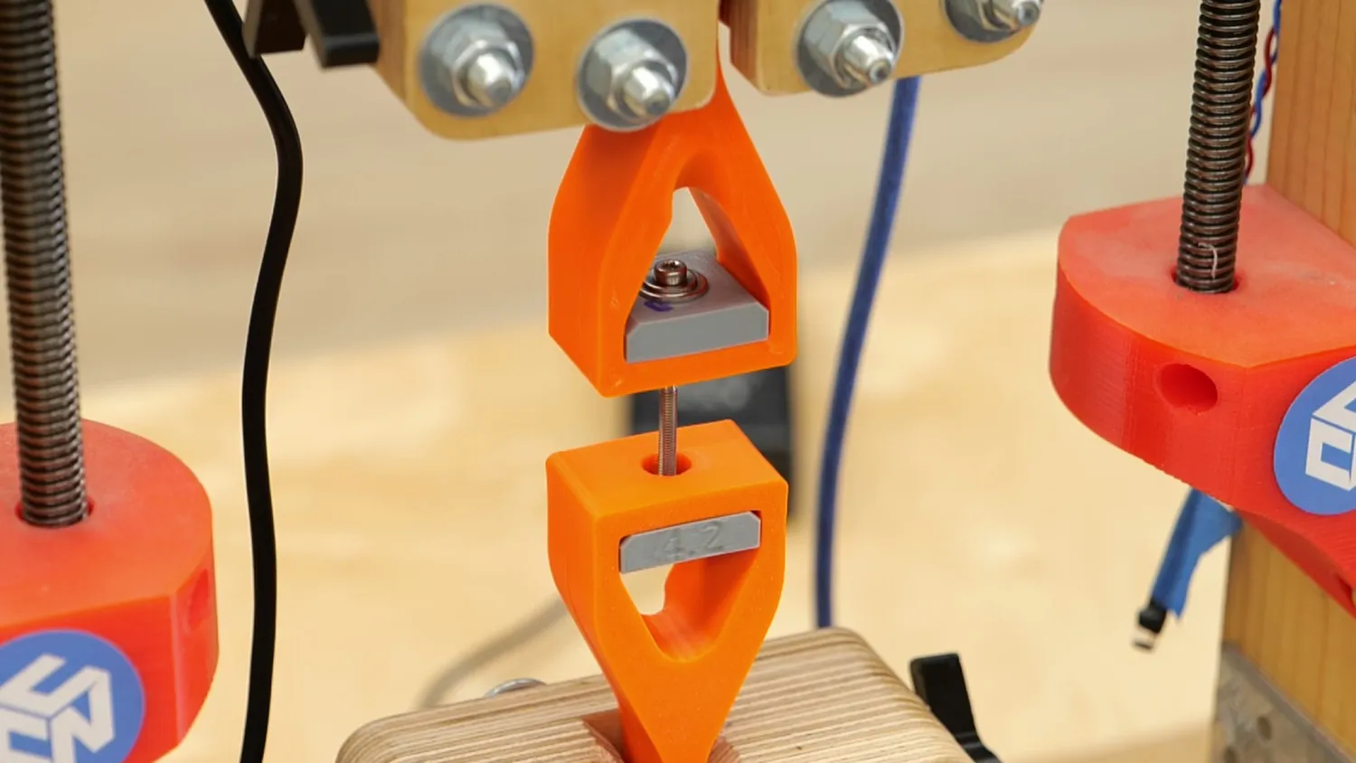 Pull-out test fixture holding a printed sample and a screw