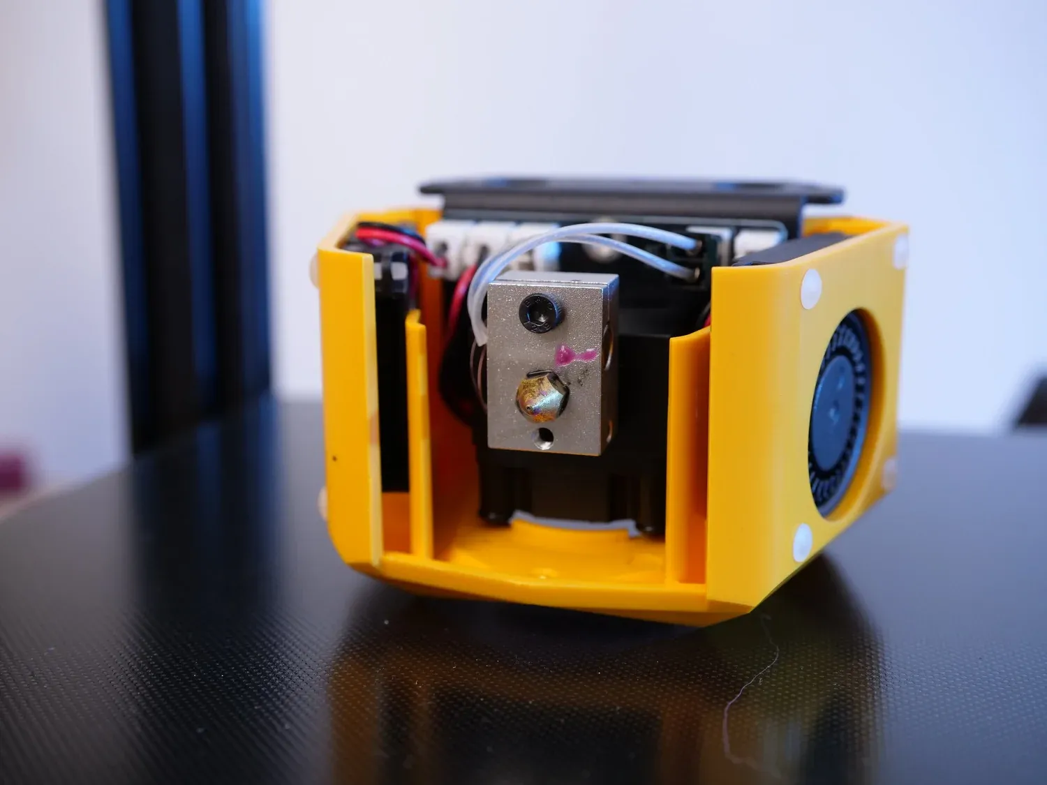 Quiet hotend setup with a temperature controlled 30 mm cooling fan in the middle and two 40 mm blower fans on the side for part cooling