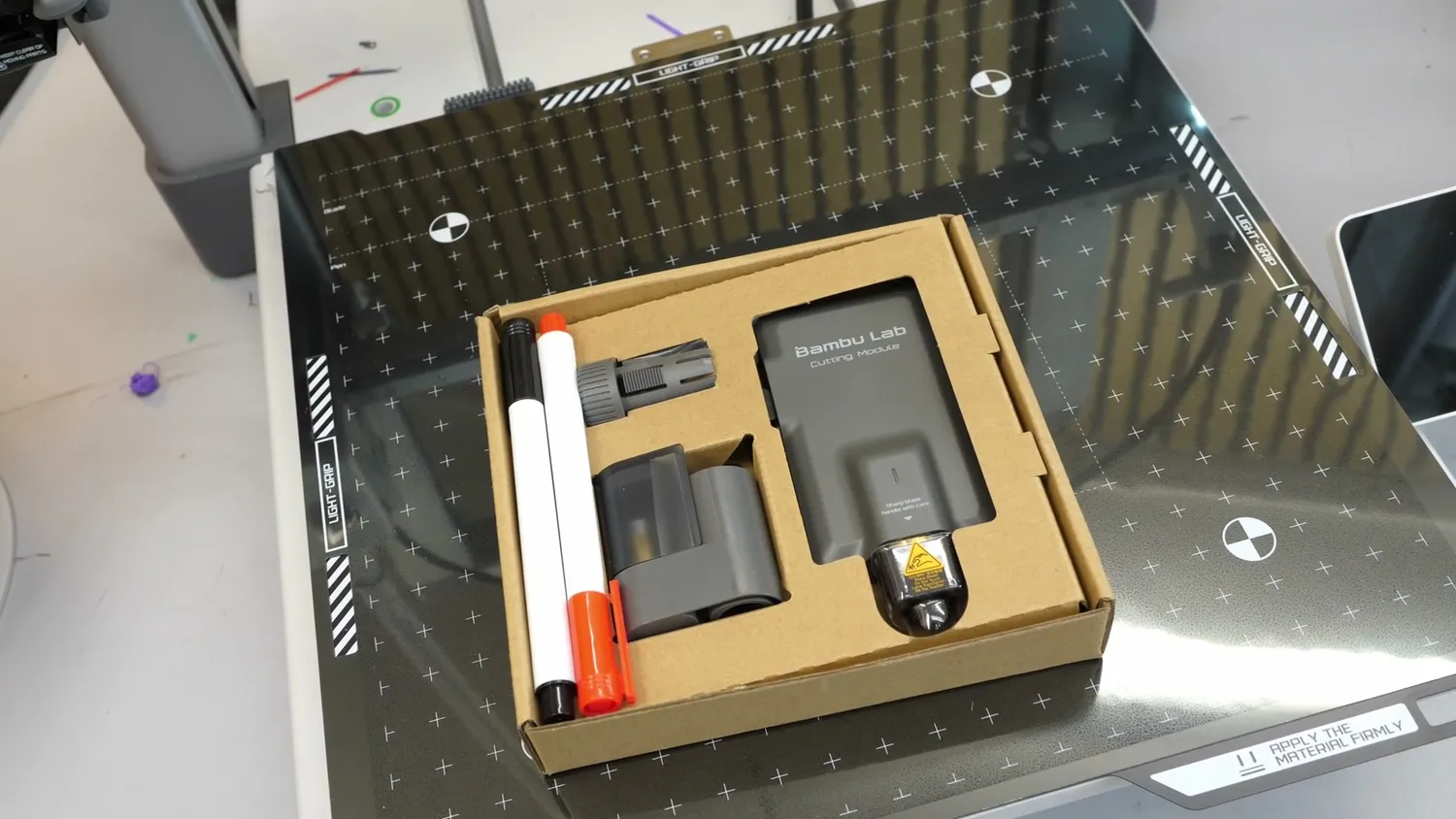 The opened cutting kit with the cut-and-draw head, pens and weeding tool