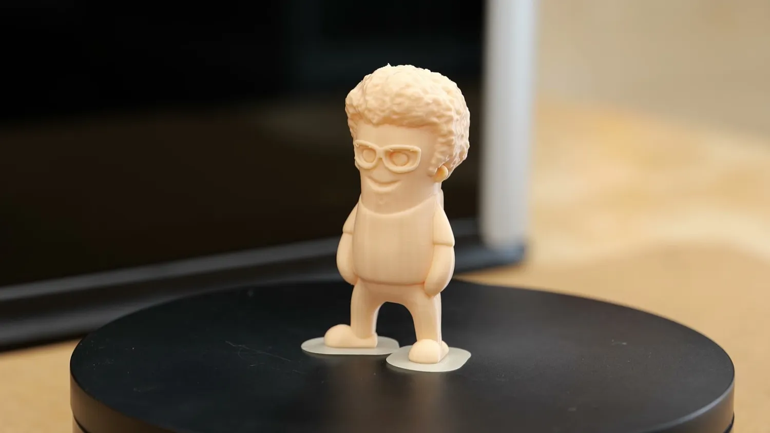A small printed figurine of Stefan on a turntable