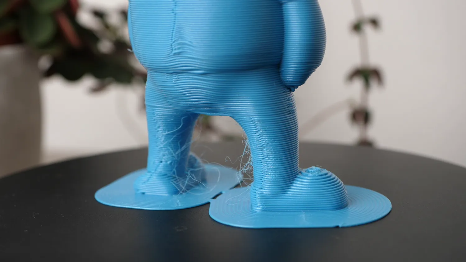 Close-up of the Mini-Me's legs, where the arch bridges cleanly and the strings stay wispy
