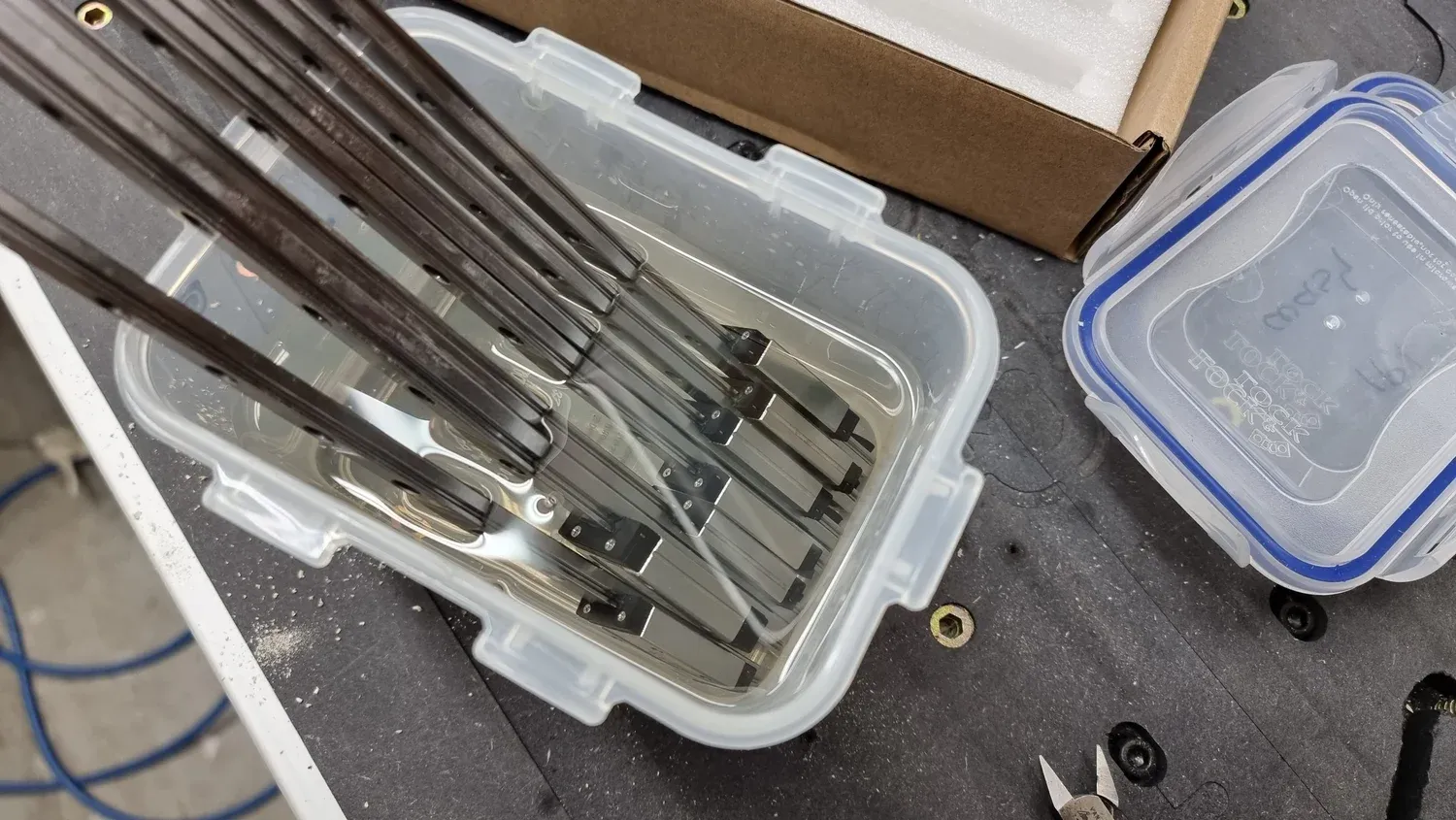  Cleaning the linear rails 