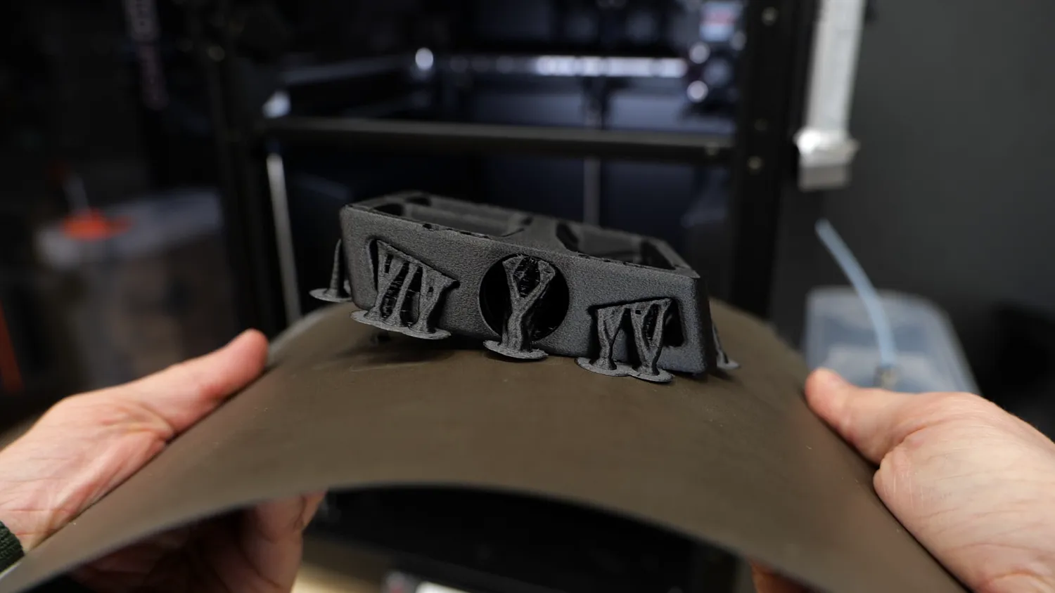  Removing the PA6-CF print from the bed 