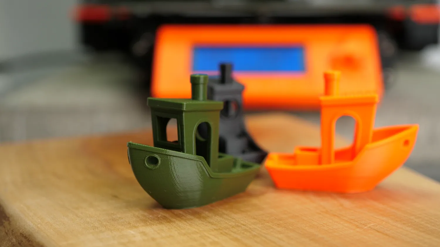 3DBenchys printed in PRUSAMENT PLA (green), ASA (orange) and PETG (black)