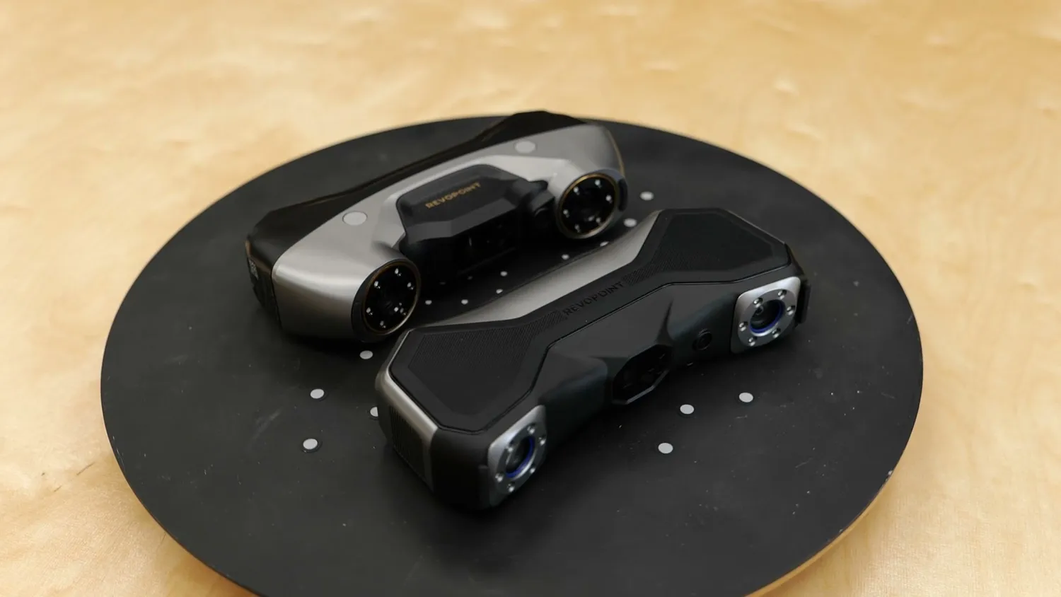 Two laser-line scanners lying on the scanning turntable