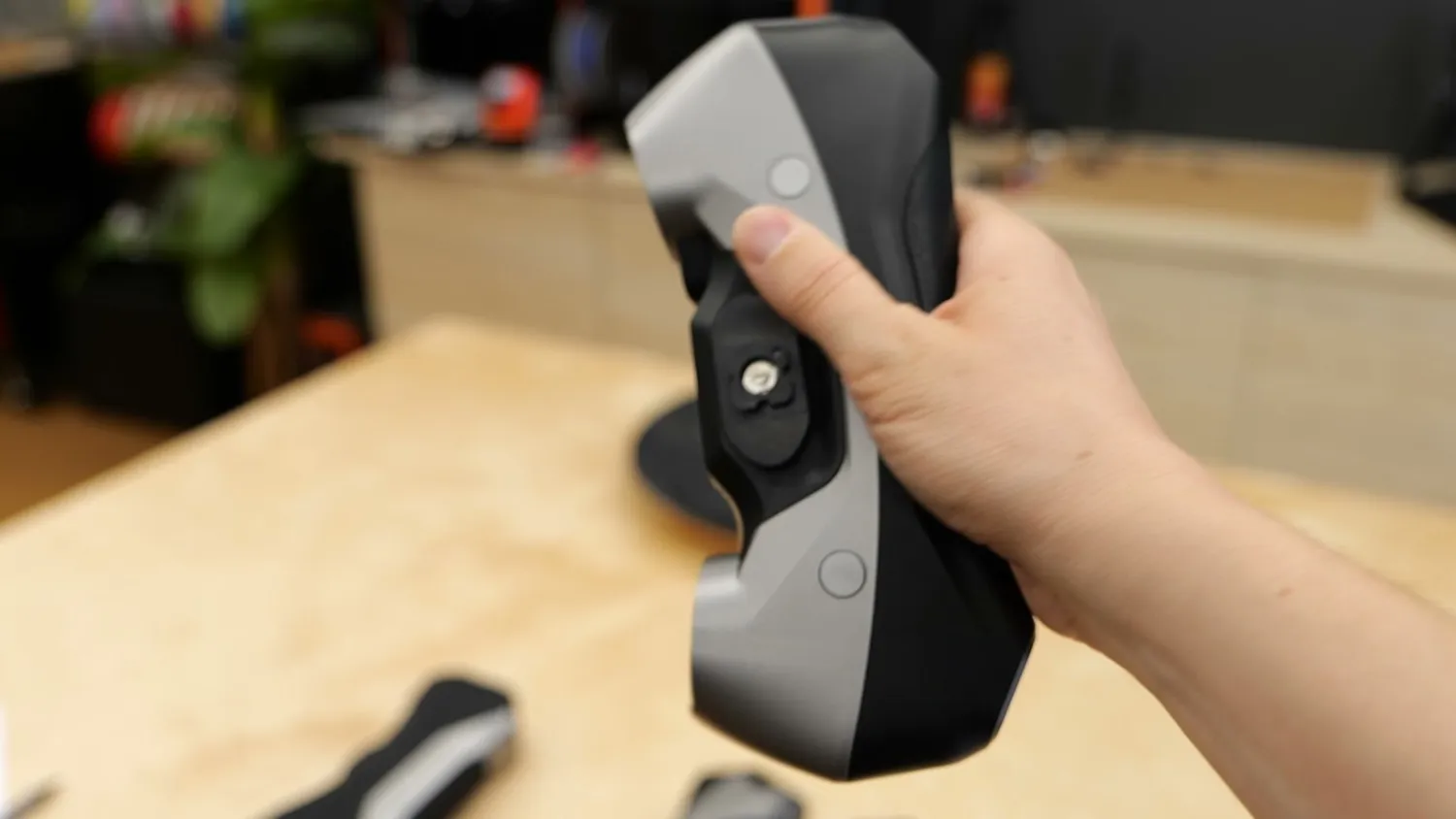 Holding the Revopoint Metro Y Pro