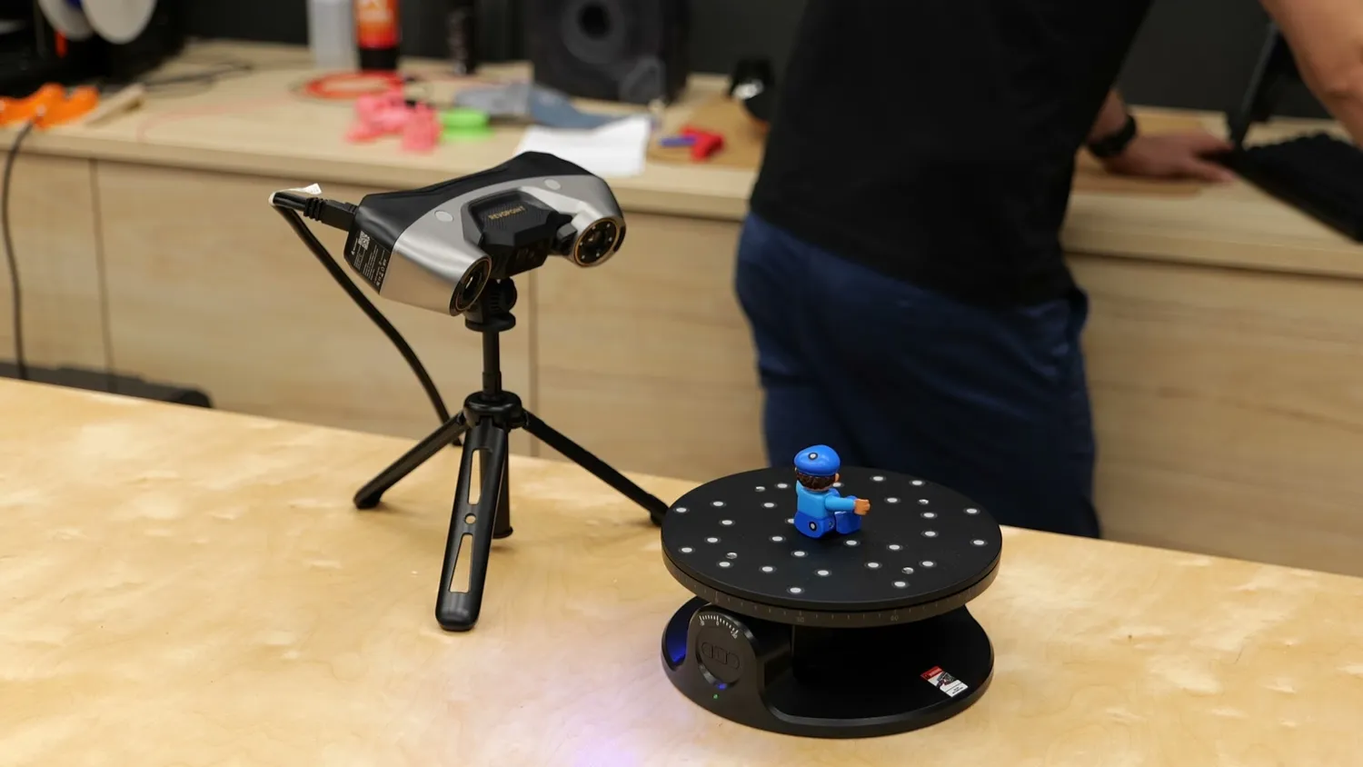 Revopoint's small rotary scanning table in use