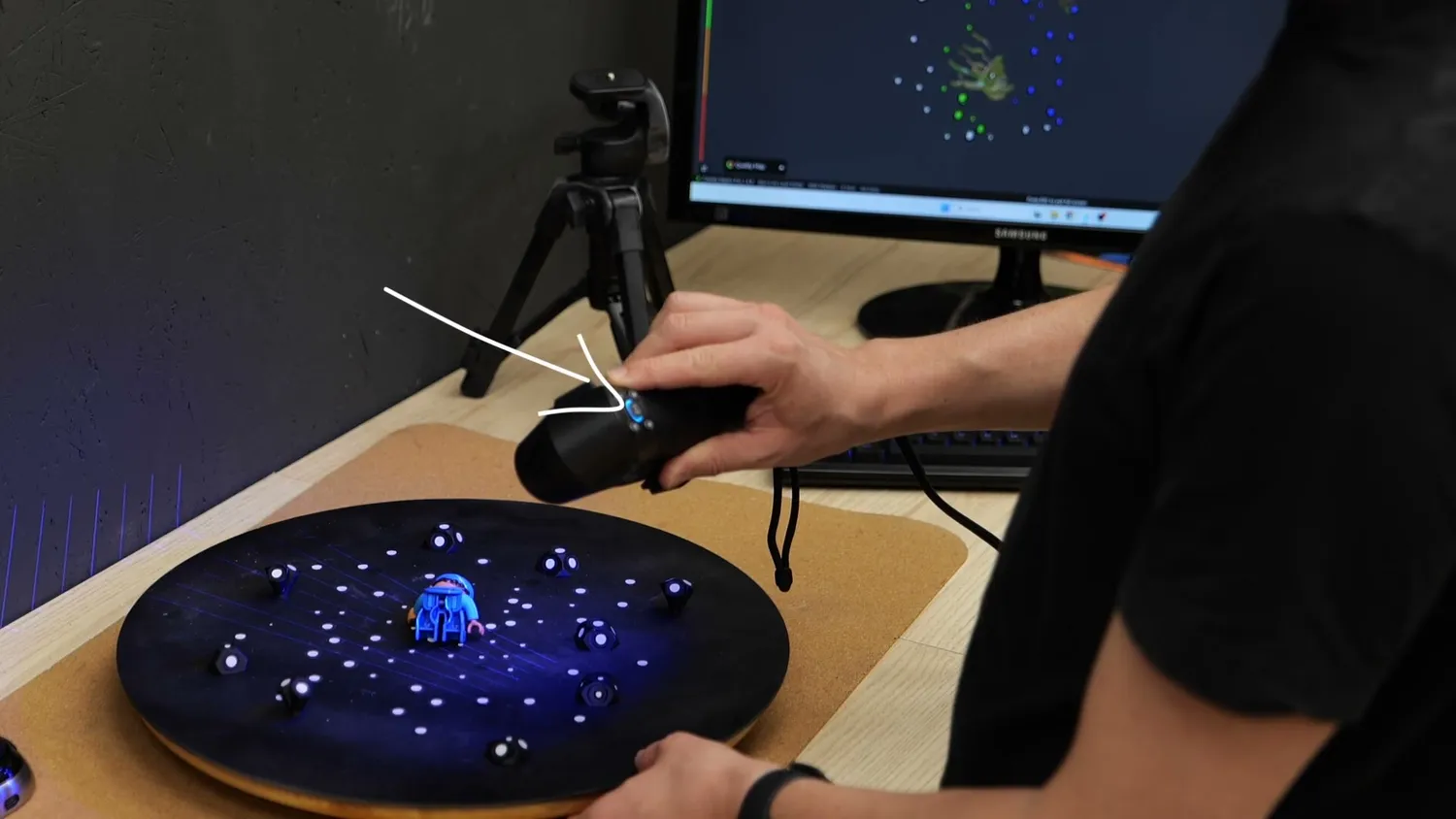 The colored distance light on the scanner