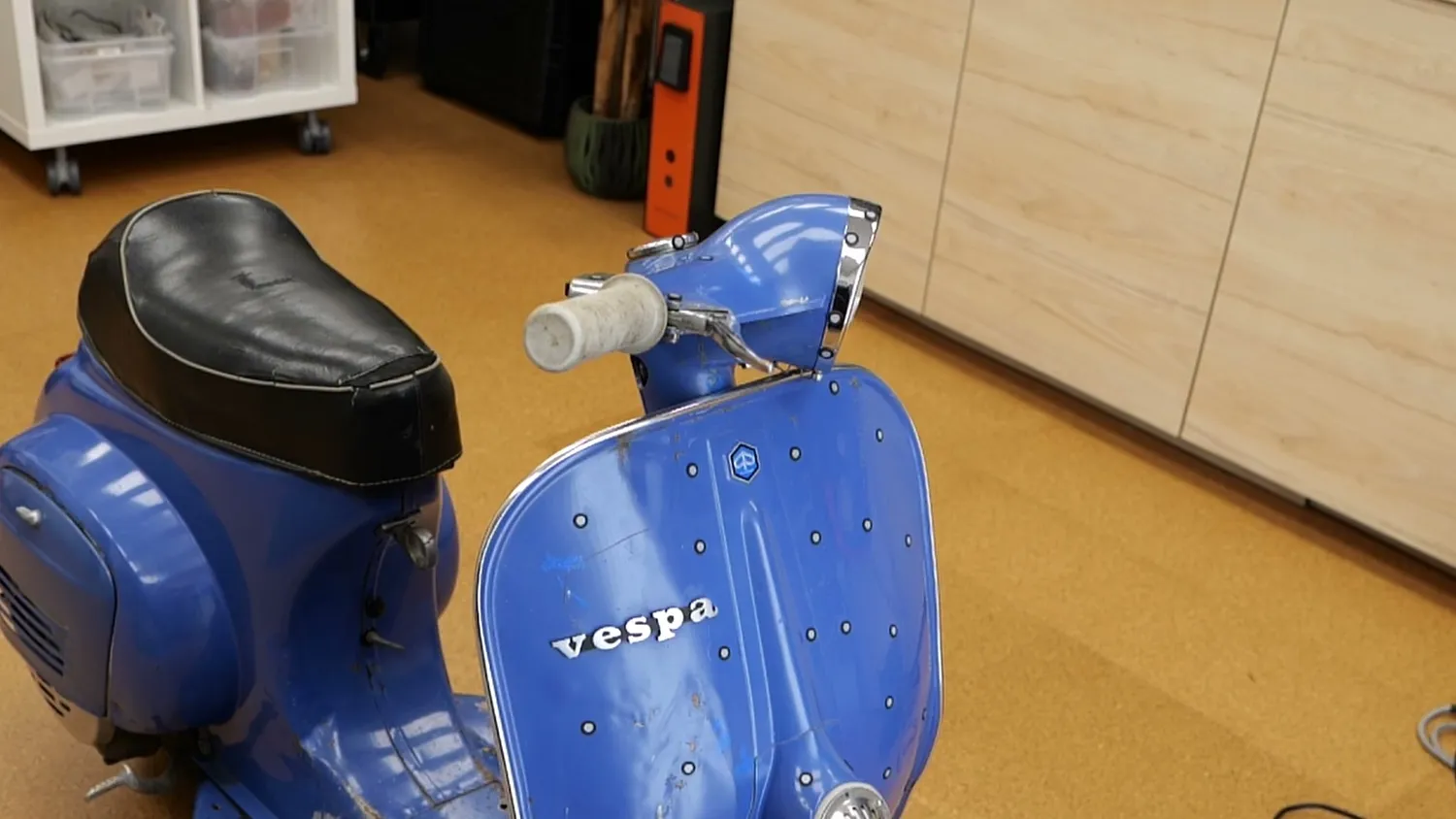 Markers balanced on the aluminum handlebar