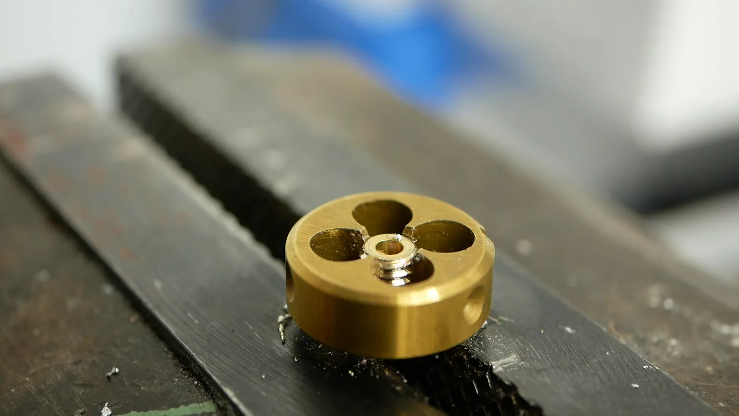  Re-cutting the threads with a die 