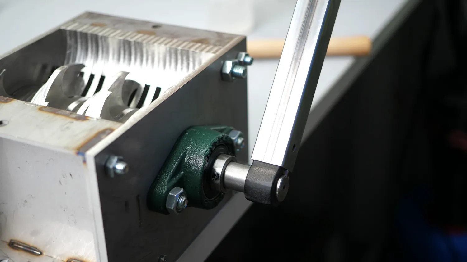 Shredder with hand-crank
