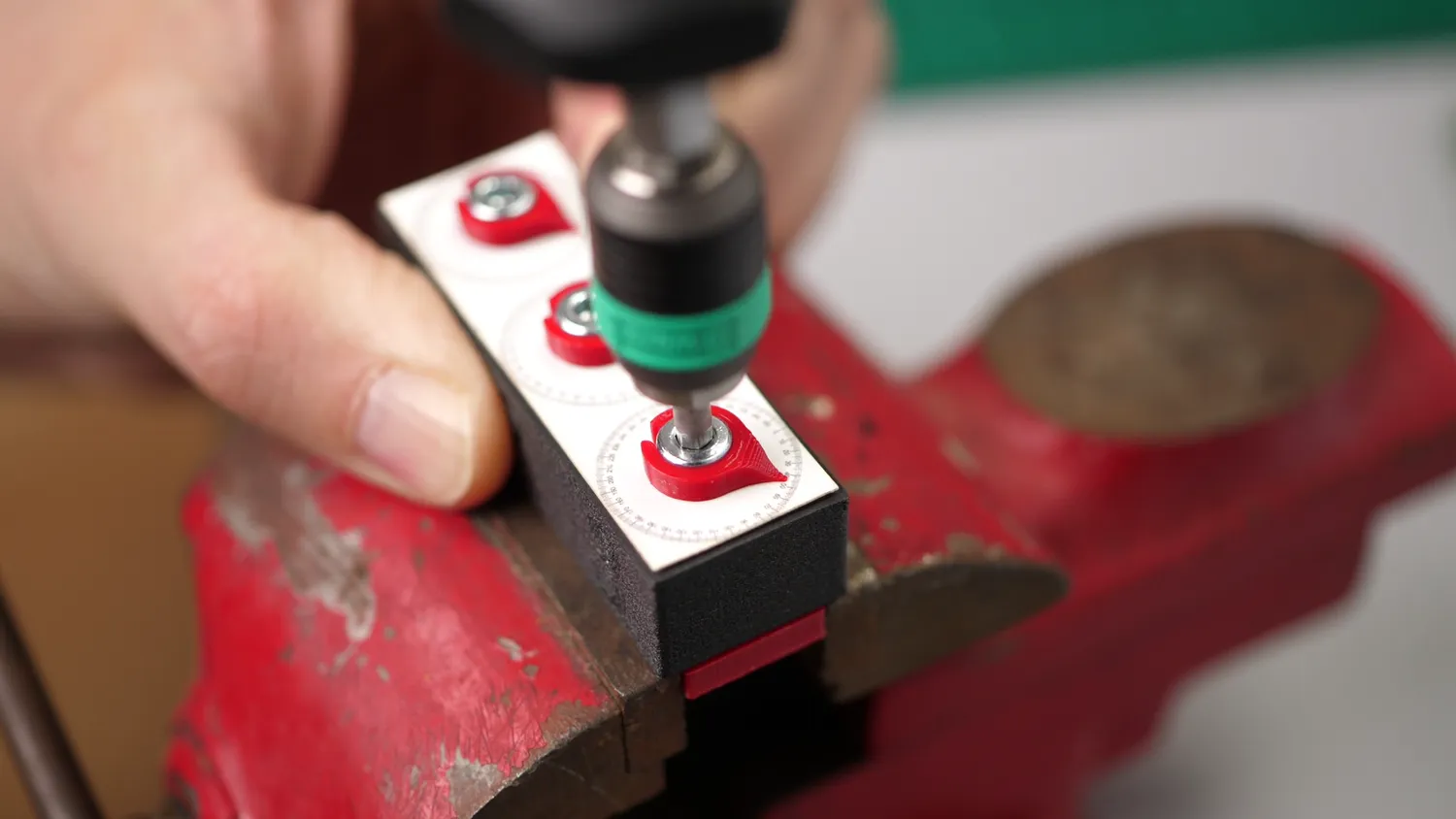 Creep test rig: printed samples loaded by a bolt, tightened with a torque screwdriver against an angle scale
