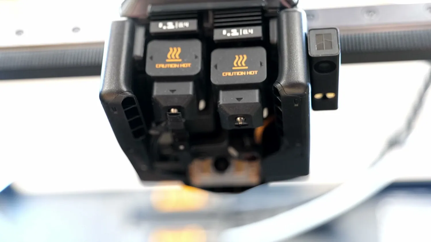 The two nozzles of the H2D with the nozzle cam between them