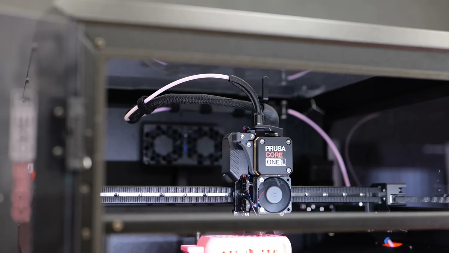 The PTFE tube curving into the extruder in a wide, unstressed radius