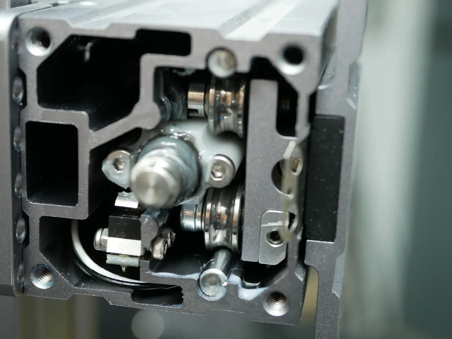  Tool attachment running on steel bars and steel rollers 