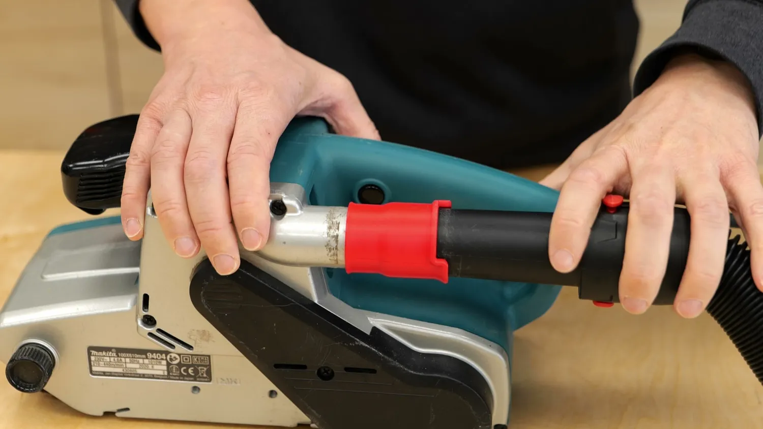 3D printed adapter connecting a vacuum hose to a Makita belt sander