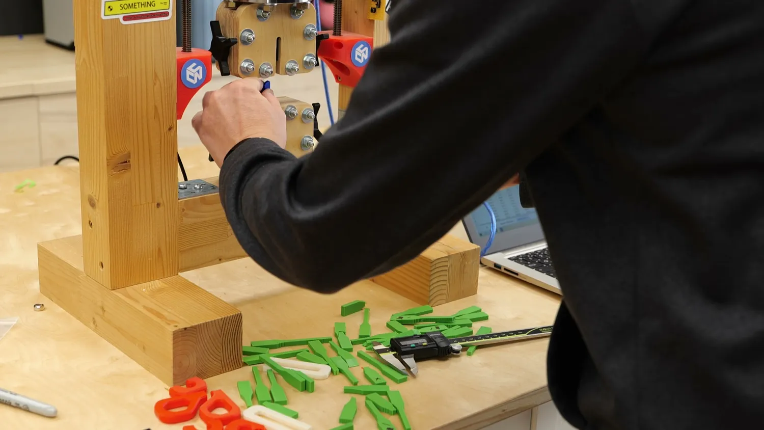 Testing 3D printed tensile samples on the CNC Kitchen universal test machine