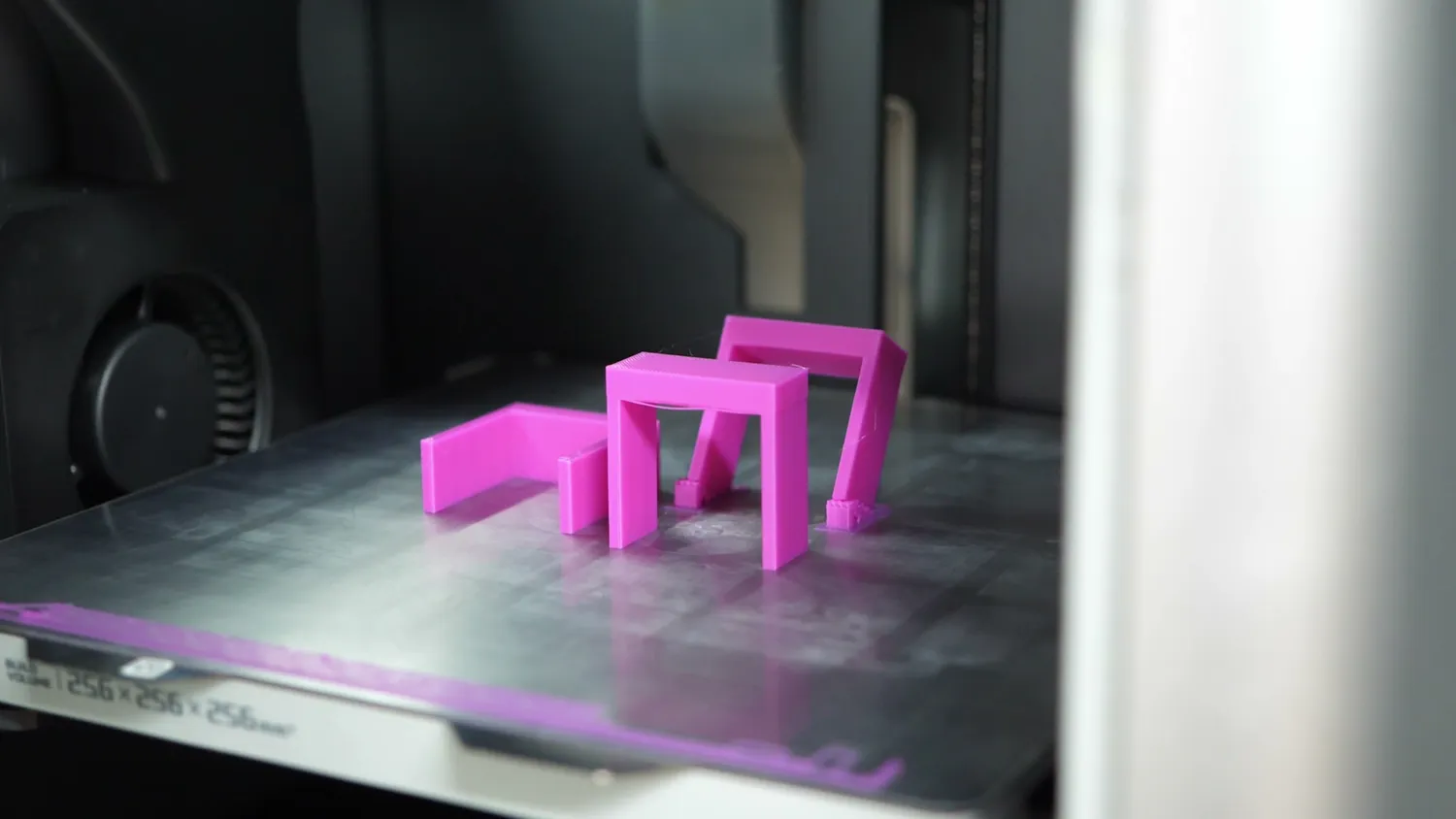 Arch test parts printing on the build plate