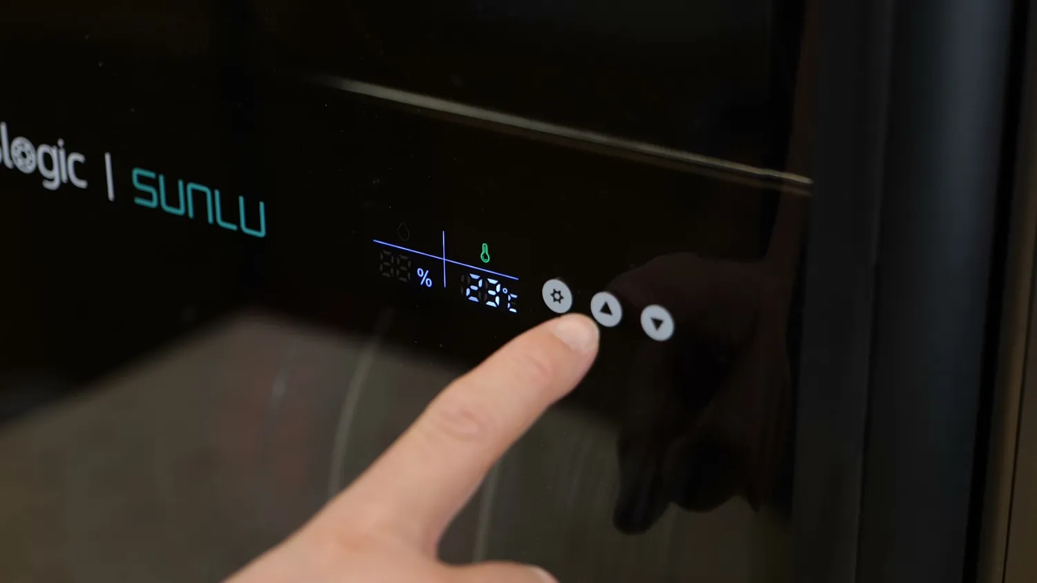 Finger on the touch buttons next to the humidity display of the i10