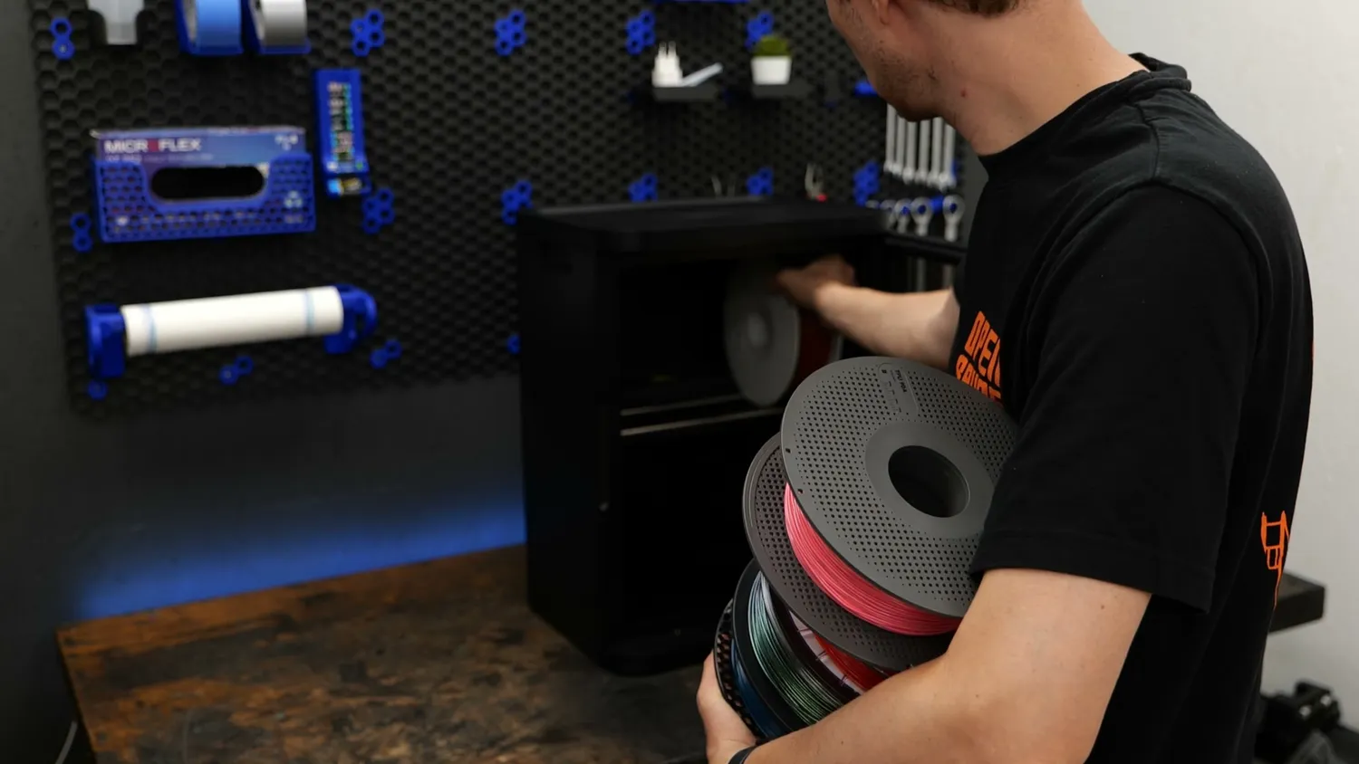 Loading a stack of spools into the i10