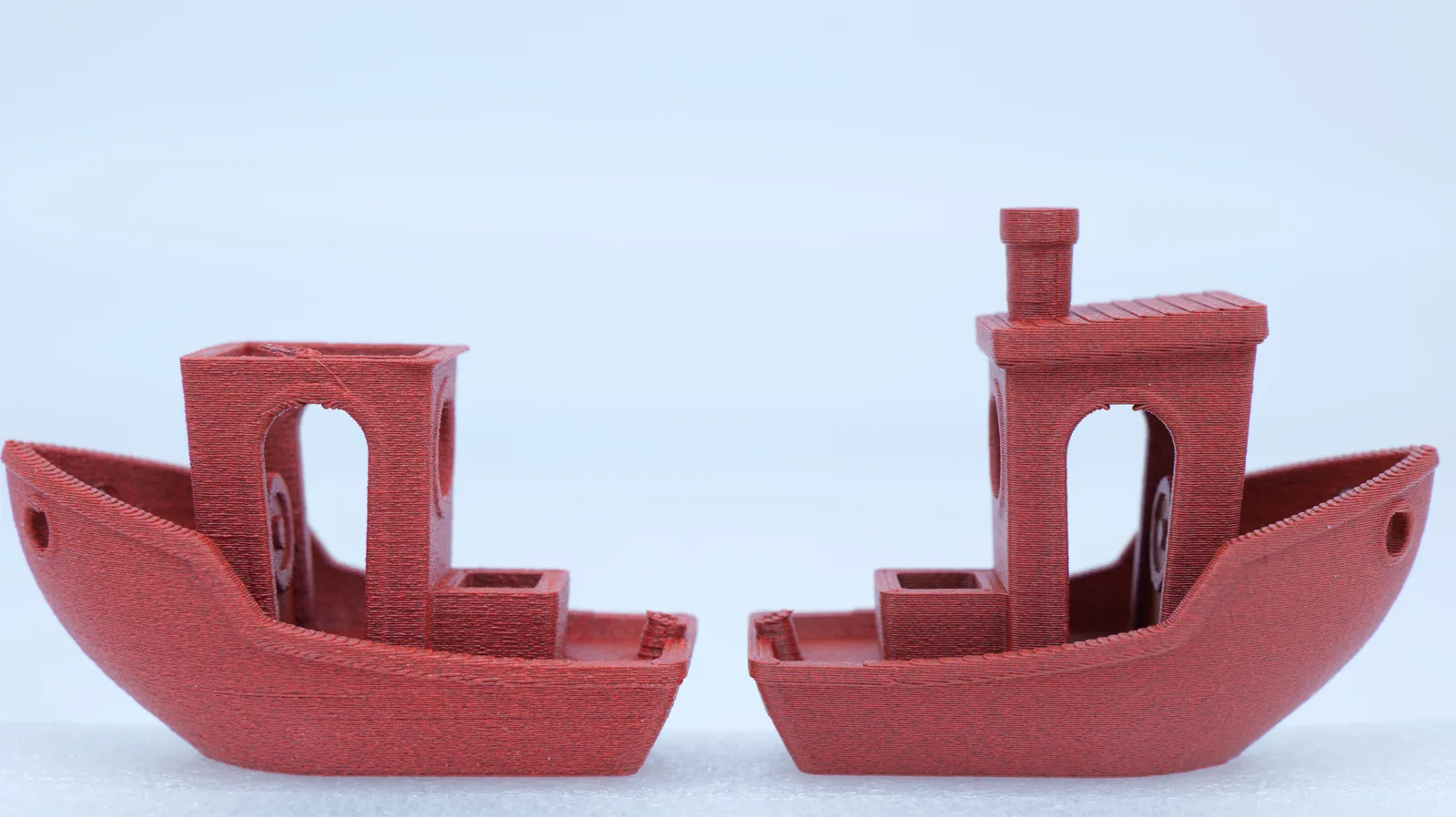Bambu Lab PETG-CF 3D Benchy printed from filament stored in the open (left) and from the i10 (right)