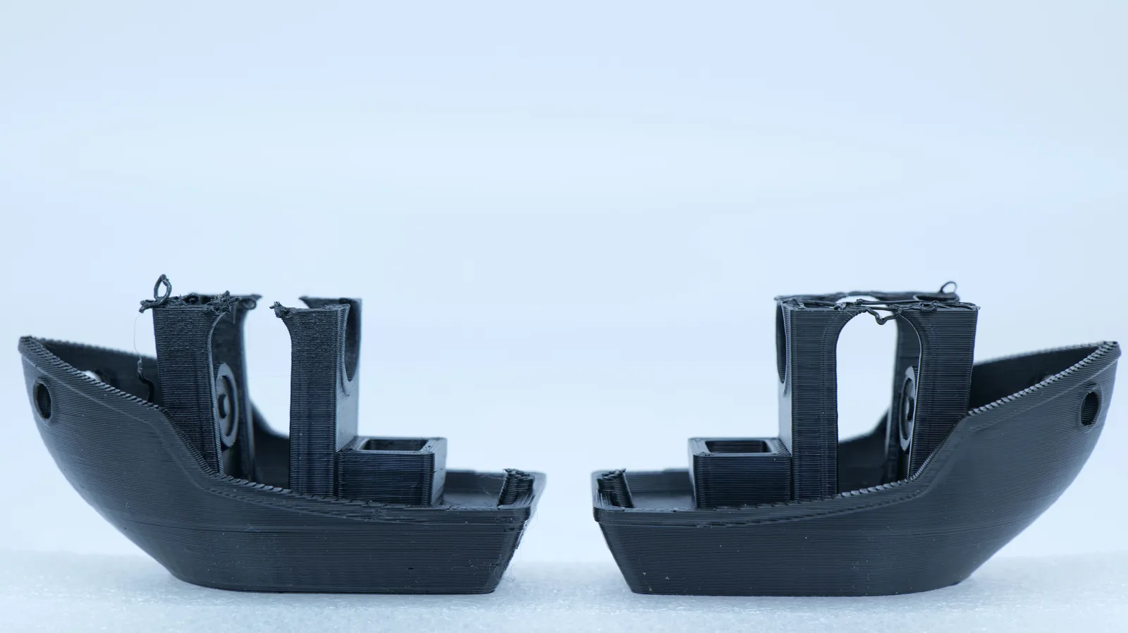 Prusament ASA 3D Benchy printed from filament stored in the open (left) and from the i10 (right)