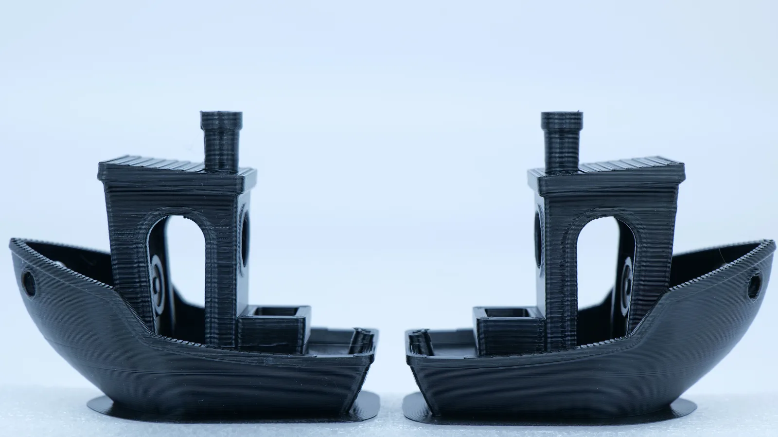 Prusament PC Blend 3D Benchy printed from filament stored in the open (left) and from the i10 (right)