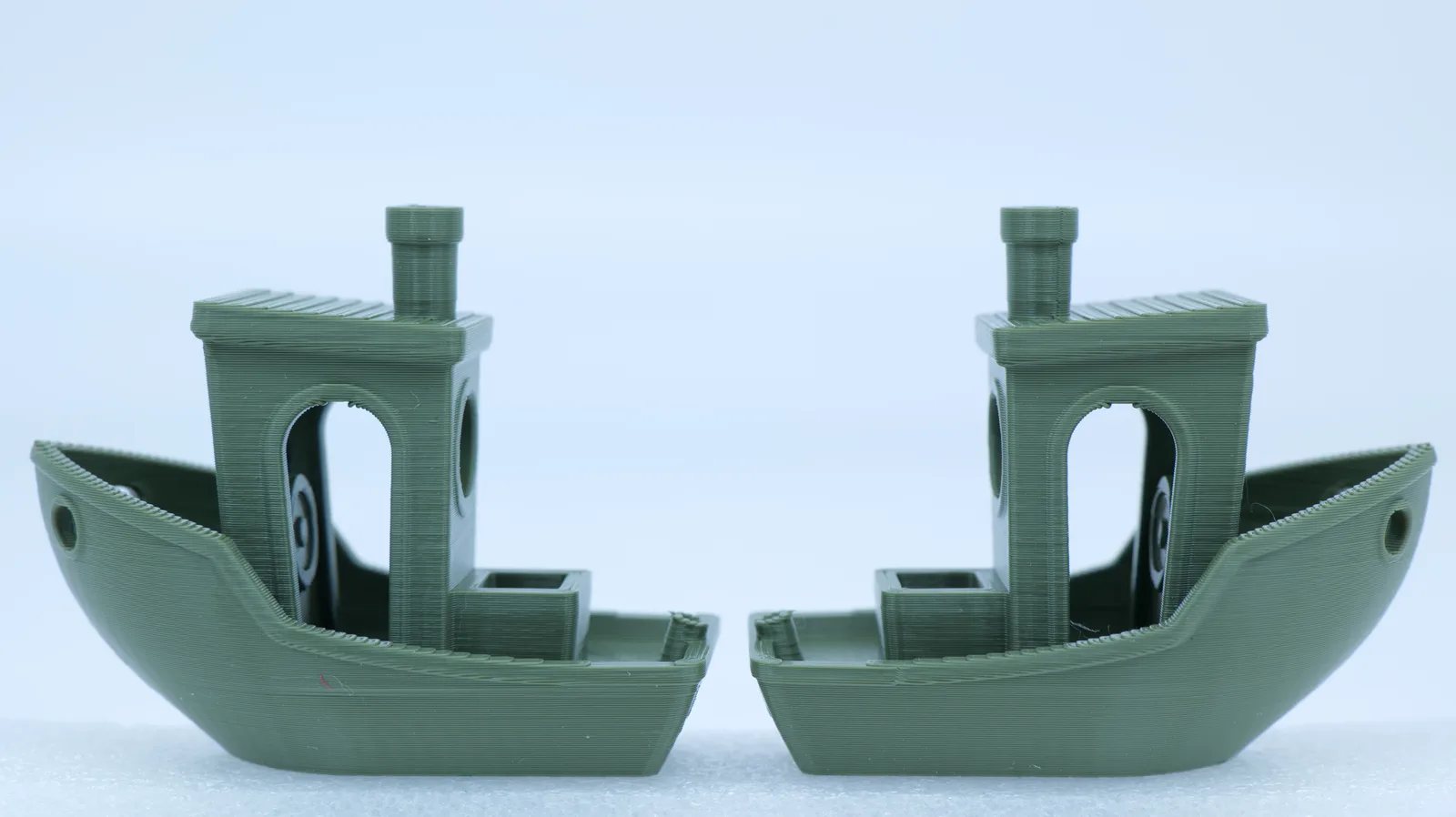Voxel PLA 3D Benchy printed from filament stored in the open (left) and from the i10 (right)