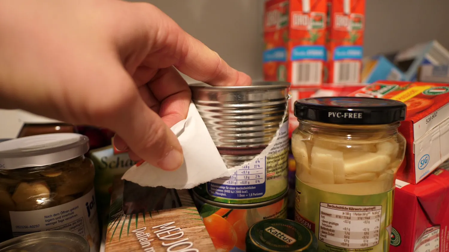 Horizontal beads rolled into the wall of a tin can
