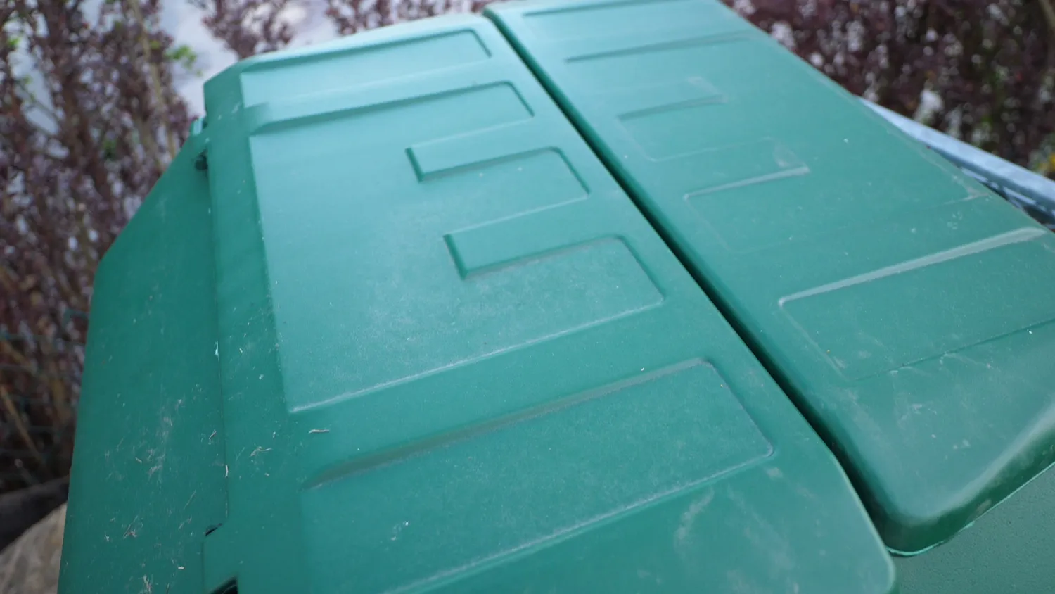 Moulded ribs in the lid of a plastic wheelie bin