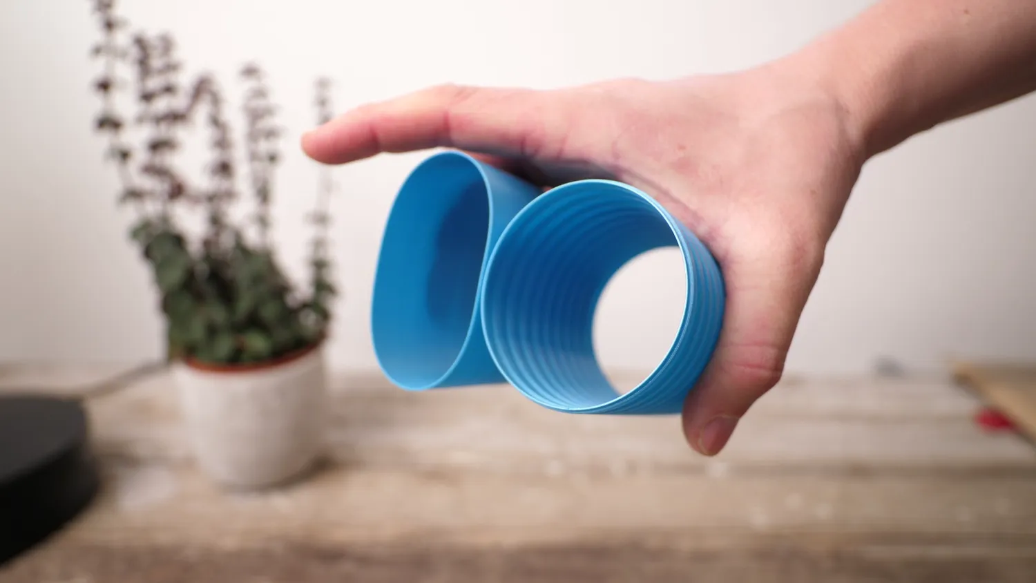 Smooth (left) VS horizontally textured cylinder (right)