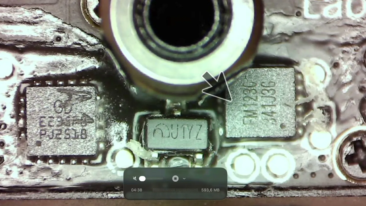 Macro of the hotend PCB with an arrow pointing at the FM1230 chip