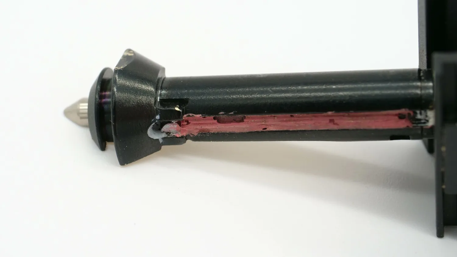Sectioned hotend showing the sensor channel running down to the tip