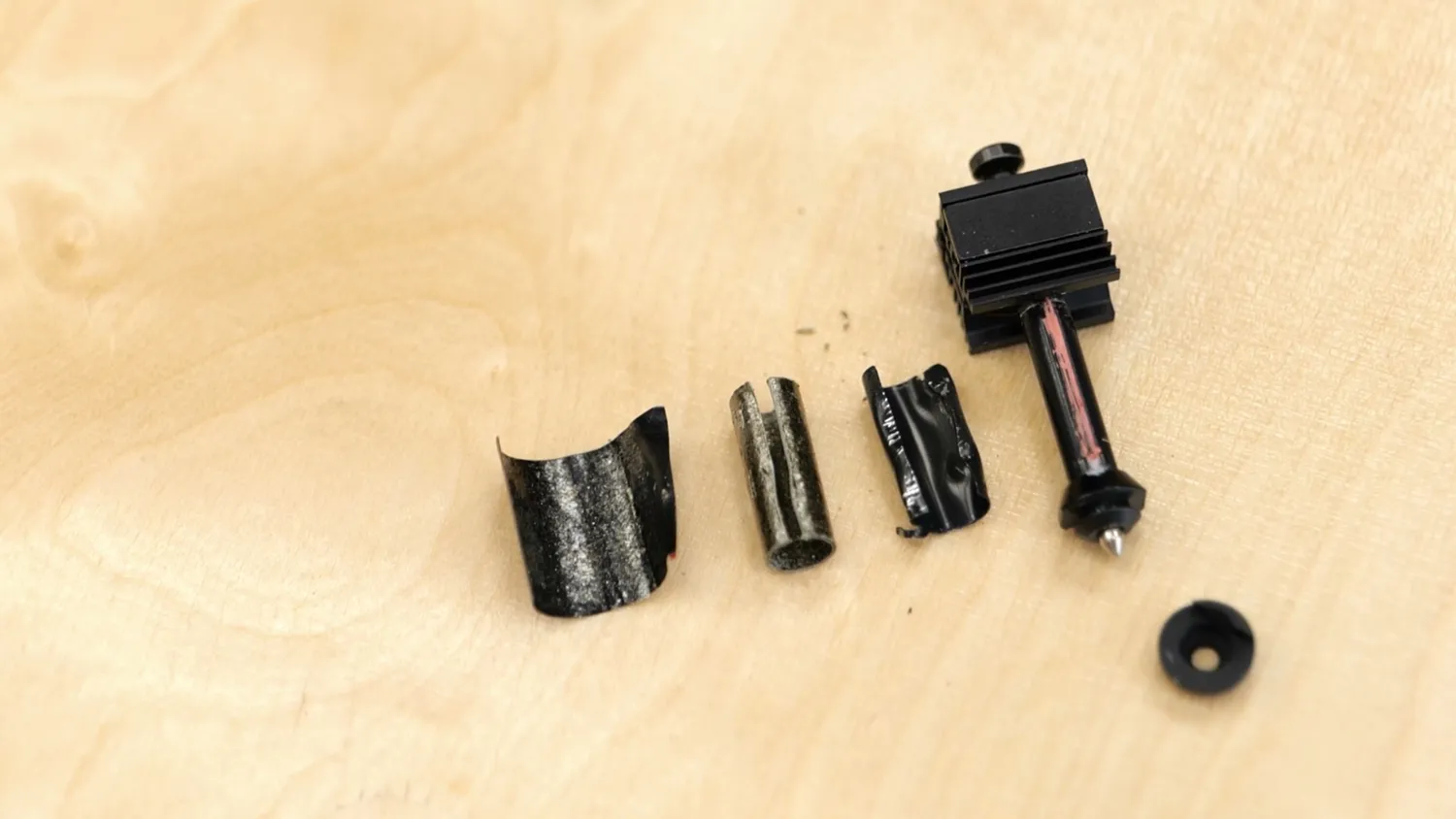 The disassembled sleeve, clip and melt zone parts of the hotend