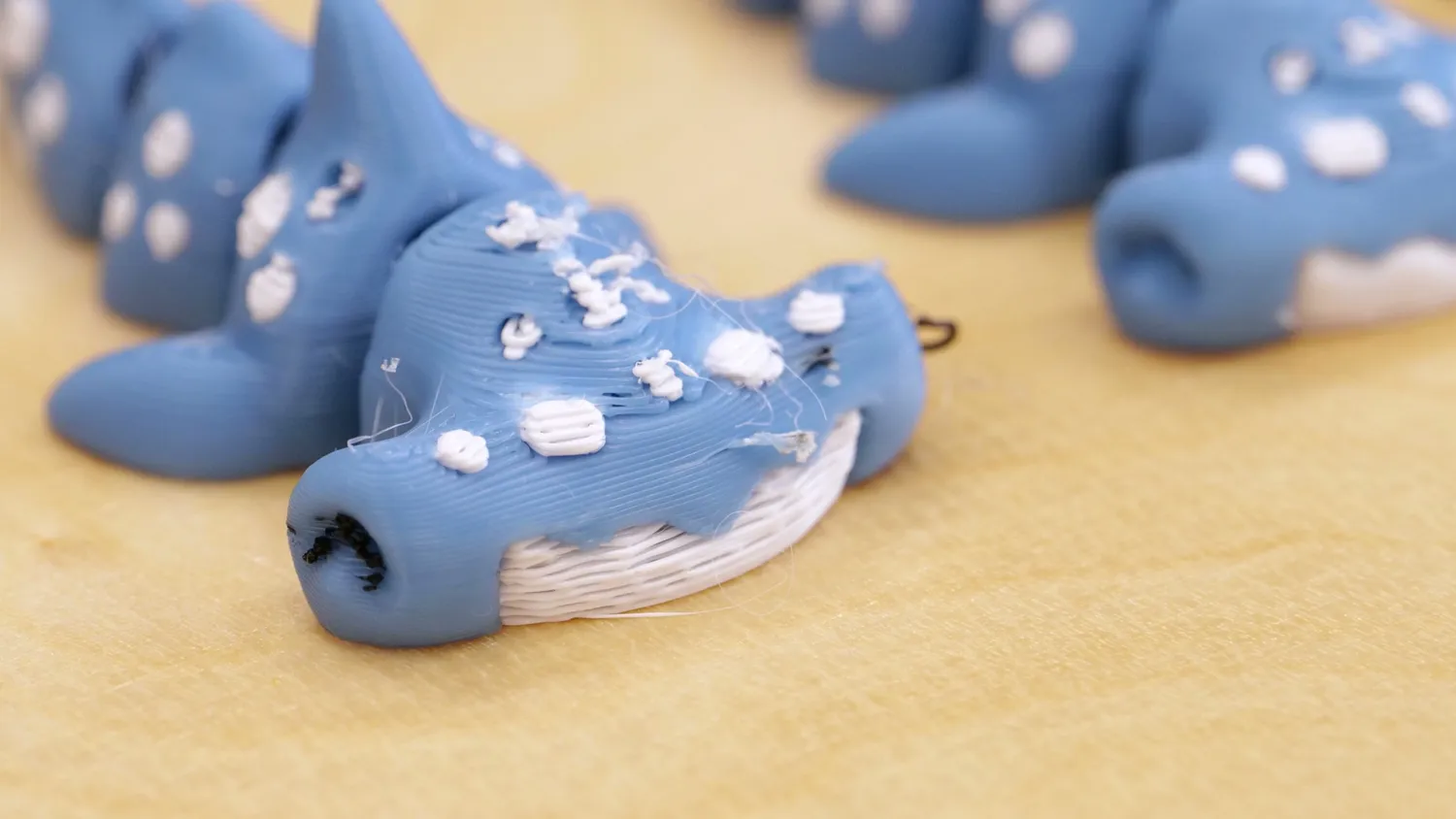 Blue and white prints with blobs and stringing from insufficient purging