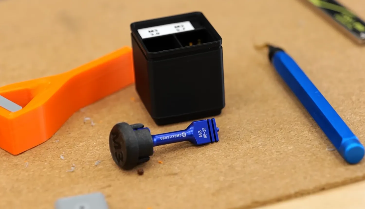 Der blau eloxierte Insert-Straightener für M3 und #6-32 mit abgenommener Kappe auf der Werkbank