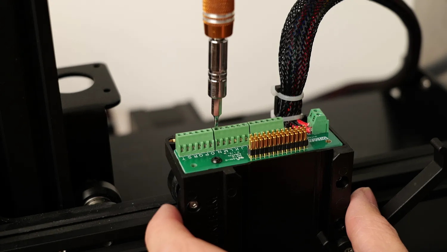  Tightening the Terminals 