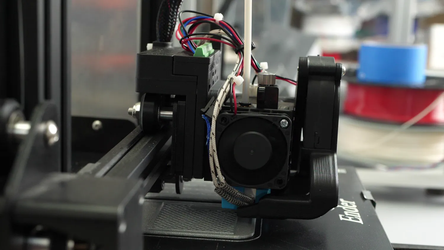  The tool swapping system moves the extruder outside 