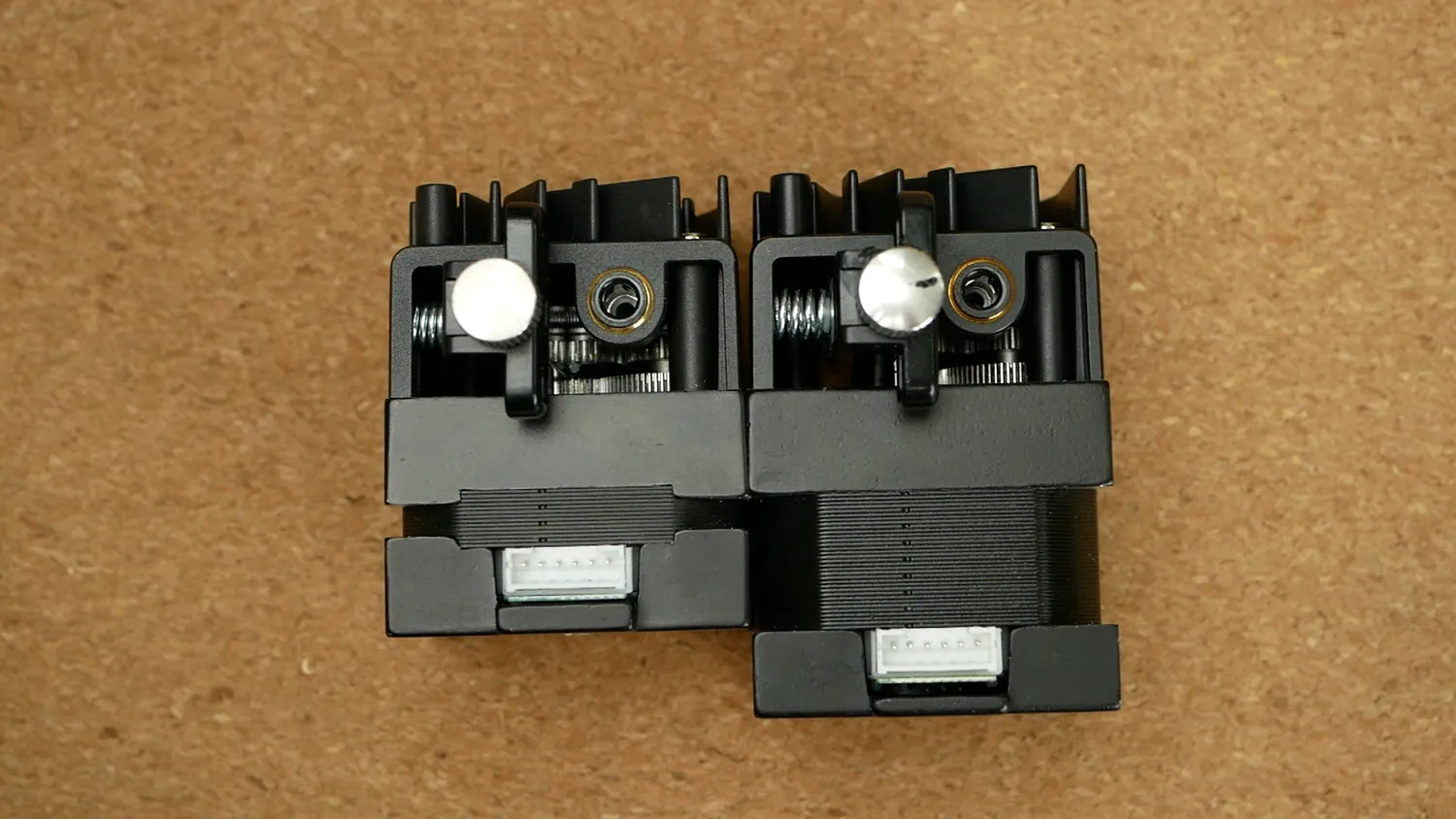 E3D Hemera XS (left) VS the regular Hemera