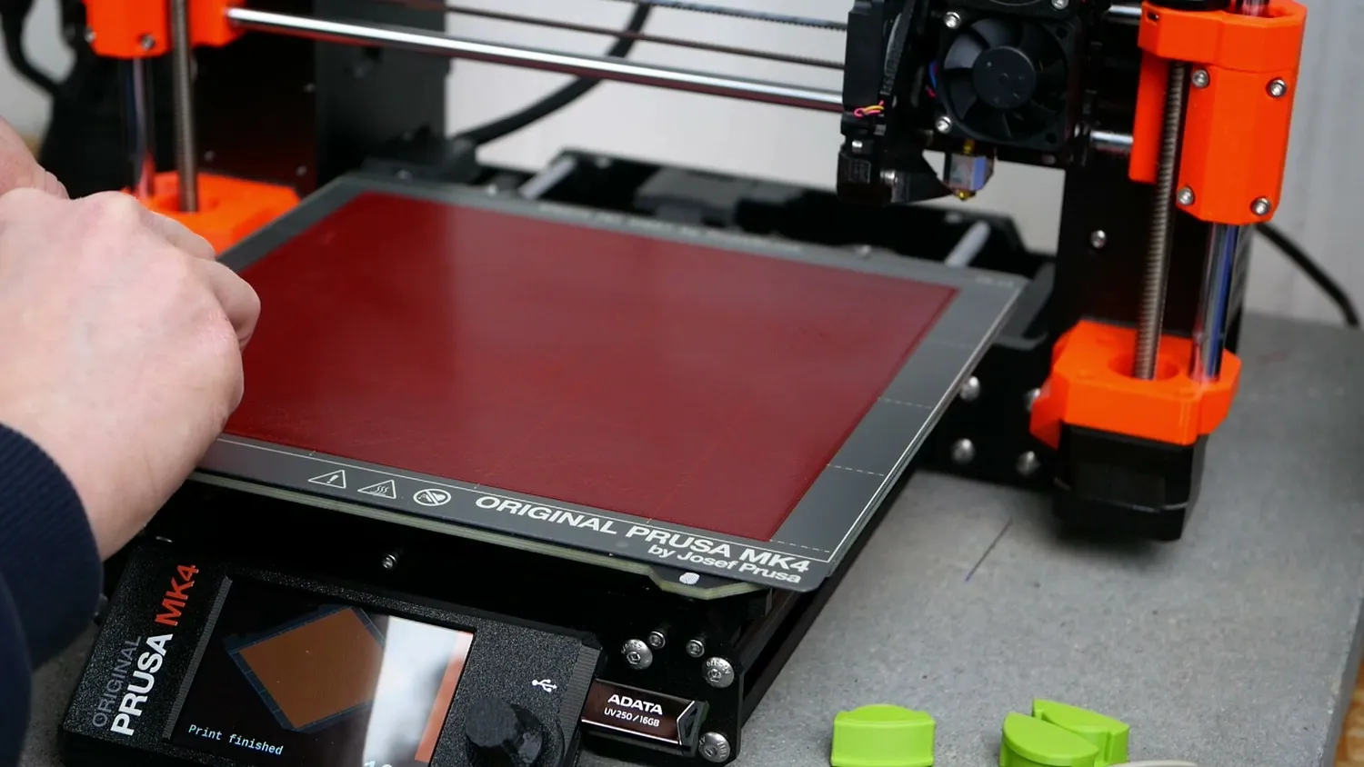 Loading a spring steel sheet onto the Prusa MK4 heated bed